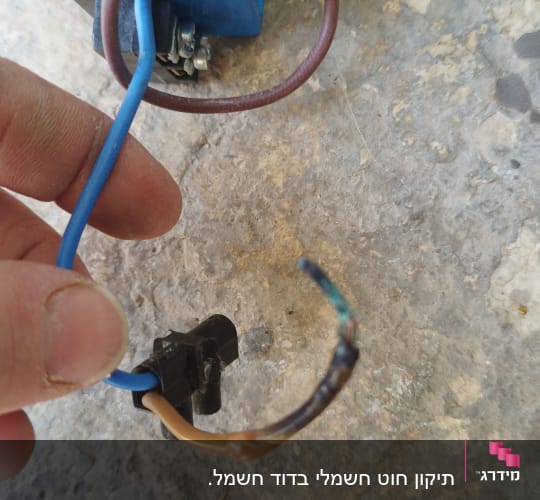 חוטים חשמליים מחוברים לרכיב כחול של דוד שמש
